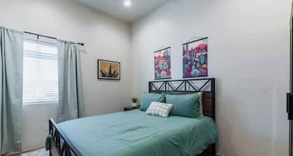 UofA & Gem Show Base | 4BR Modern Duplex Home