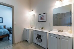 4 bedrooms, iron/ironing board, travel cot, WiFi - Tucson Summer Base | 4BR Modern Duplex Retreat (Tucson)