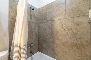 Dusche, Haartrockner, Handtücher, Shampoo