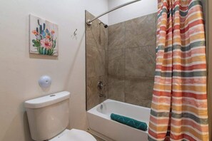 Dusche, Haartrockner, Handtücher, Shampoo