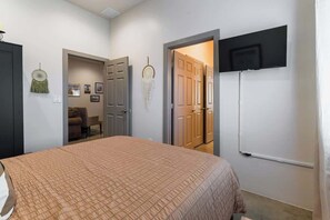 4 bedrooms, iron/ironing board, travel cot, WiFi - Tucson Summer Base | 4BR Modern Duplex Retreat (Tucson)