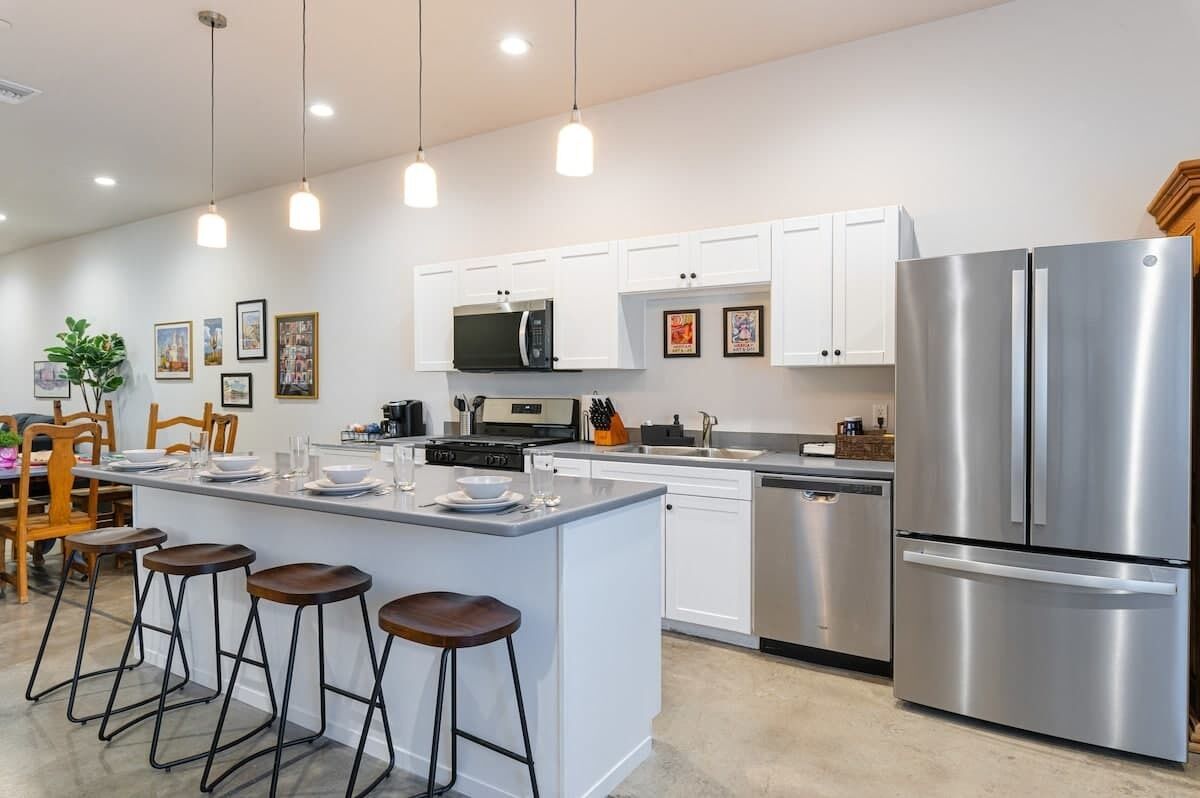 Réfrigérateur, micro-ondes, four, plaque de cuisson