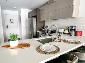 Fridge, microwave, oven, stovetop - Unit 406 – Charming Beaconsfield Stay (Montréal)