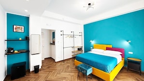 Egy modern hálószoba, amelyben egy nagy ágy, egy szekrény, egy íróasztal és egy szék található.
