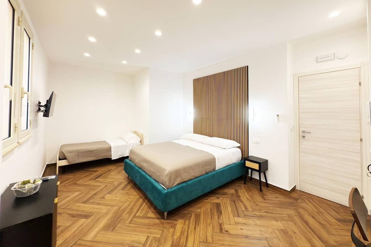 Luxury Triple Room | In-room safe, soundproofing, WiFi (free)