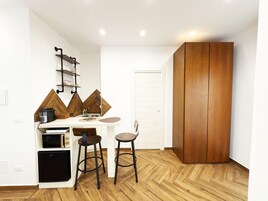 Luxury Triple Room | Private kitchen | Cookware/dishes/utensils