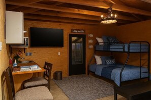 1 bedroom, WiFi, bed sheets - The Workshop Cabin (Crosby)