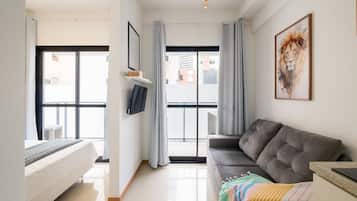 1 bedroom, desk