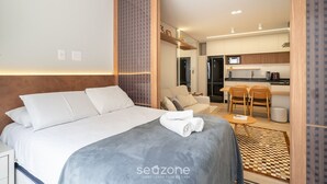 A modern hotel room with a bed, a sofa, a dining area, and a kitchen. - Studio 300m From Beira-mar Norte Msg0101 (Florianópolis)