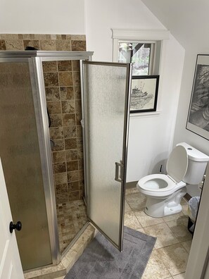 Een haardroger, handdoeken, zeep, toiletpapier