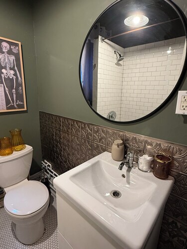 Charming apartment on Queen St W and Ossington Ave near Trinity Bellwoods Park