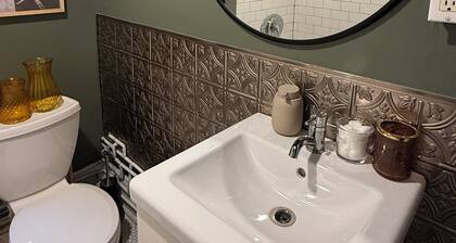 Charming apartment on Queen St W and Ossington Ave near Trinity Bellwoods Park