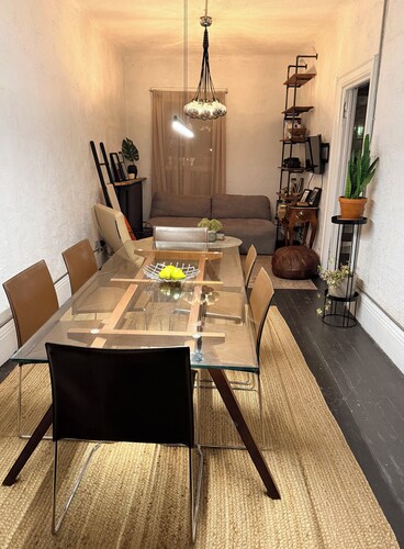 Charming apartment on Queen St W and Ossington Ave near Trinity Bellwoods Park