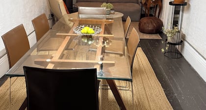 Charming apartment on Queen St W and Ossington Ave near Trinity Bellwoods Park