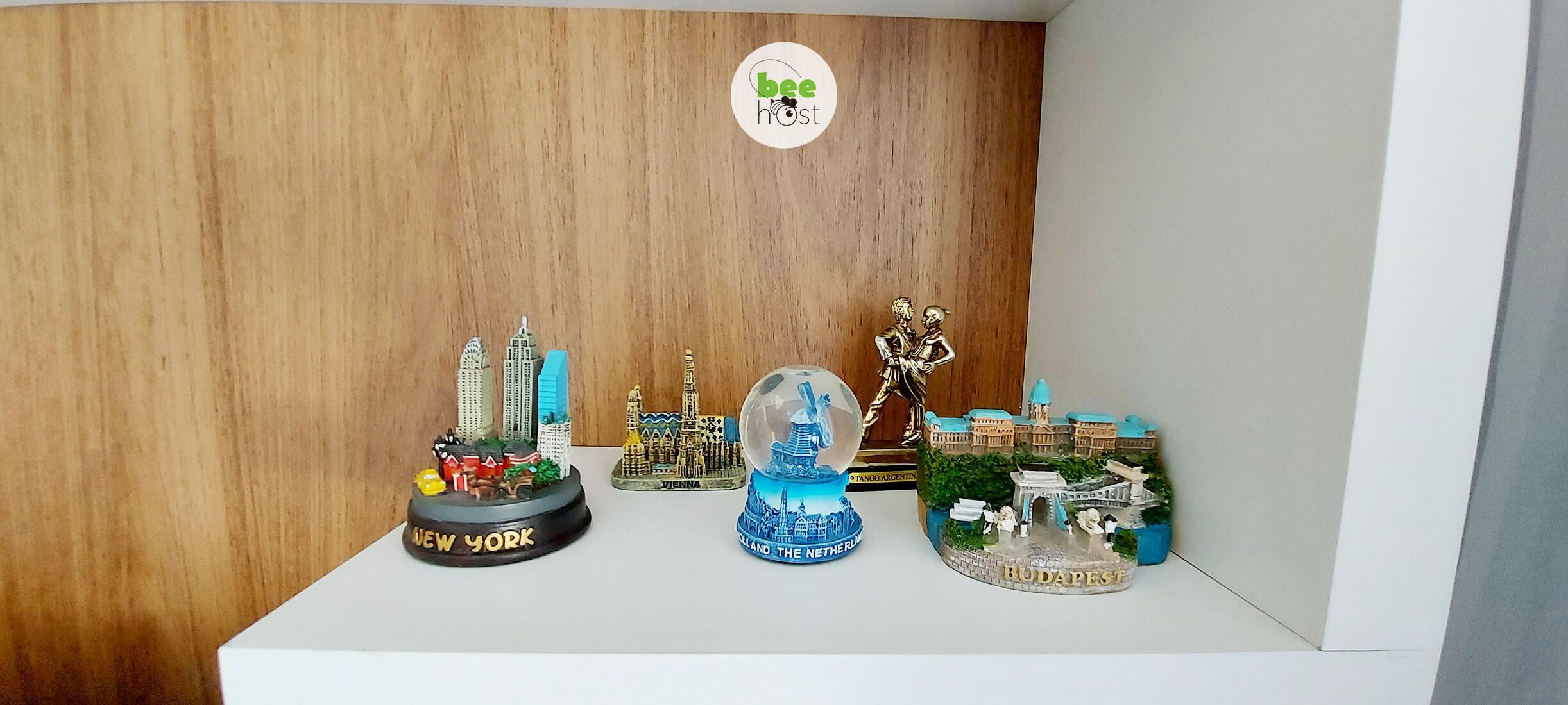 Une exposition de maquettes de villes miniatures, portant les noms « New York », « Vienne » et « Budapest ».