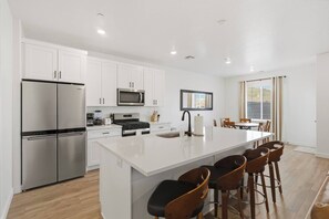 Refrigerador, microondas, horno, placa de cocina