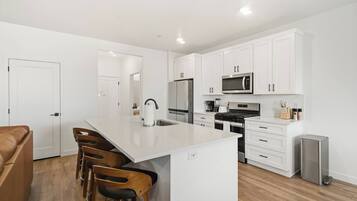 Refrigerador, microondas, horno, placa de cocina