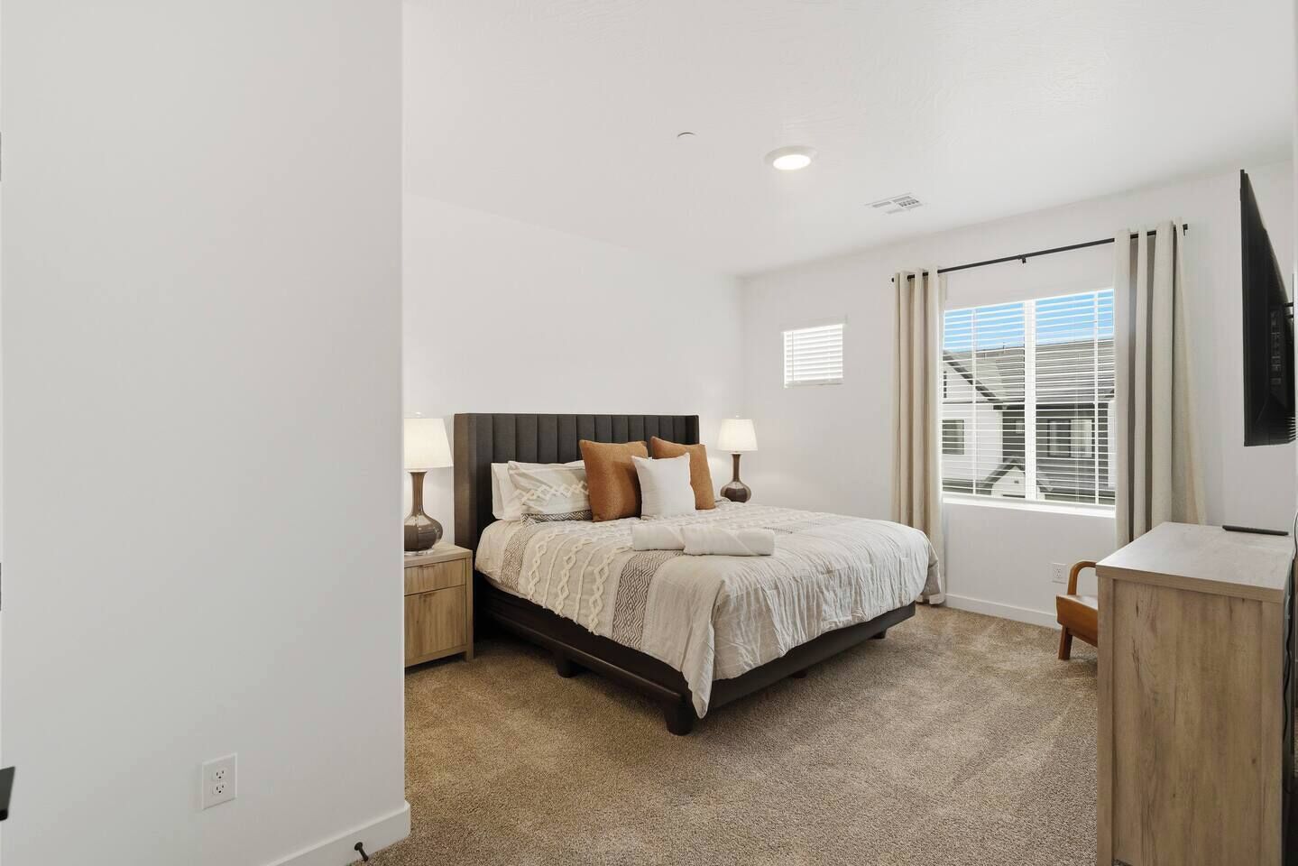 办公桌、熨斗/熨衣板、WiFi、床单