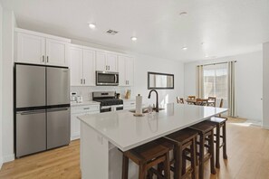 Refrigerador, microondas, horno, placa de cocina