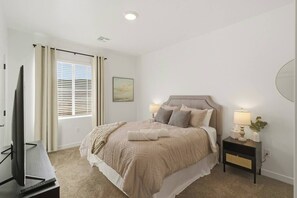 Bureau, fer et planche à repasser, lit parapluie, Wi-Fi