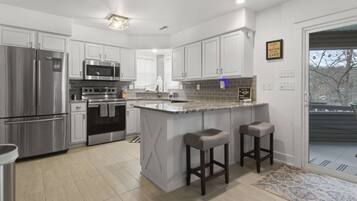 Refrigerador, microondas, horno y parrilla de estufa