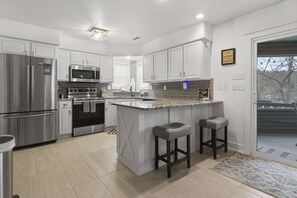 Refrigerador, microondas, horno y parrilla de estufa 