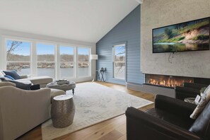 Una televisión, una chimenea