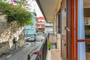 Property grounds - GuestHost - Cozy 43 sqm ground floor apartment, perfect for three people (accessible via a few steps).The property enjoys a prime location, directly on the beach, with convenient access to the sea. The Taormina - Giardini train station is less than a 10- (Naxos)