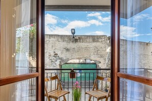 Terrace/patio - GuestHost - Cozy 43 sqm ground floor apartment, perfect for three people (accessible via a few steps).The property enjoys a prime location, directly on the beach, with convenient access to the sea. The Taormina - Giardini train station is less than a 10- (Naxos)