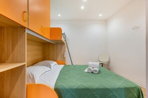 1 habitación y tabla de planchar con plancha