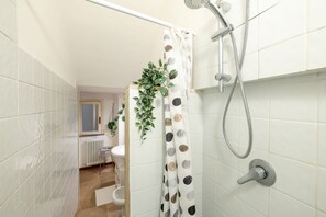 Shower, bidet, towels