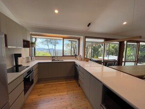 Private kitchen - Valley View Escape: Wentworth Falls Blue Mountains (Wentworth Falls)