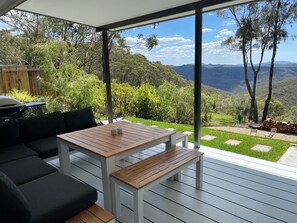 Outdoor dining - Valley View Escape: Wentworth Falls Blue Mountains (Wentworth Falls)