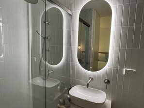 Hair dryer, towels, soap, toilet paper - Valley View Escape: Wentworth Falls Blue Mountains (Wentworth Falls)