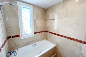 Shower, bidet, towels, toilet paper