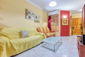 TV - Vibrant Family Apartment for 7 with Balcony Bugibba (St Paul's Bay)
