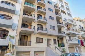 Exterior - Vibrant Family Apartment for 7 with Balcony Bugibba (St Paul's Bay)