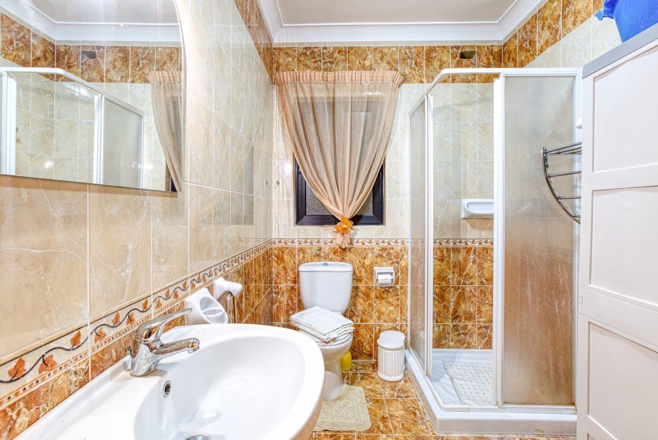 Shower, towels, shampoo