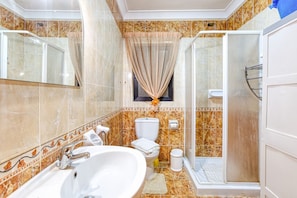 Shower, towels, shampoo - Vibrant Family Apartment for 7 with Balcony Bugibba (St Paul's Bay)