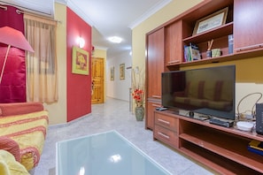 TV - Vibrant Family Apartment for 7 with Balcony Bugibba (St Paul's Bay)