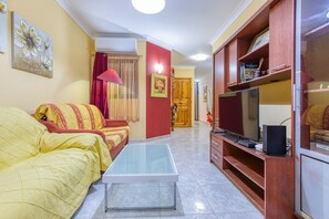 TV - Vibrant Family Apartment for 7 with Balcony Bugibba (St Paul's Bay)