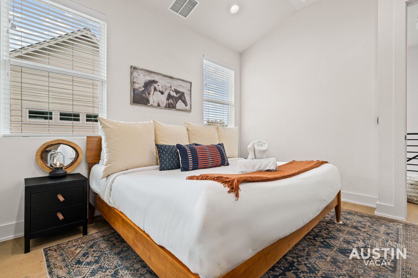 Tabla de planchar con plancha, wifi gratis y ropa de cama 