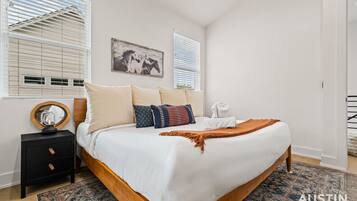 Tabla de planchar con plancha, wifi gratis y ropa de cama