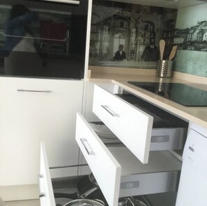 Réfrigérateur, micro-ondes, four, plaque de cuisson