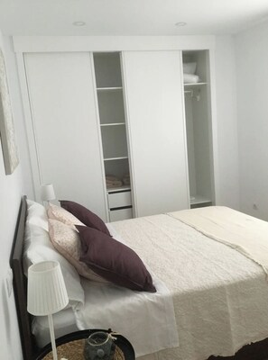 2 slaapkamers, een strijkplank/strijkijzer, reisbedje, gratis wifi
