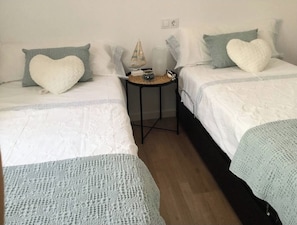 2 quartos, ferros/tábuas de passar roupa, berço de viagem