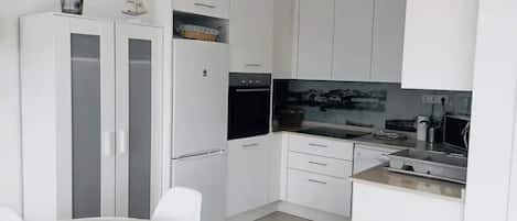 Kylskåp, mikrovågsugn, ugn och spishäll