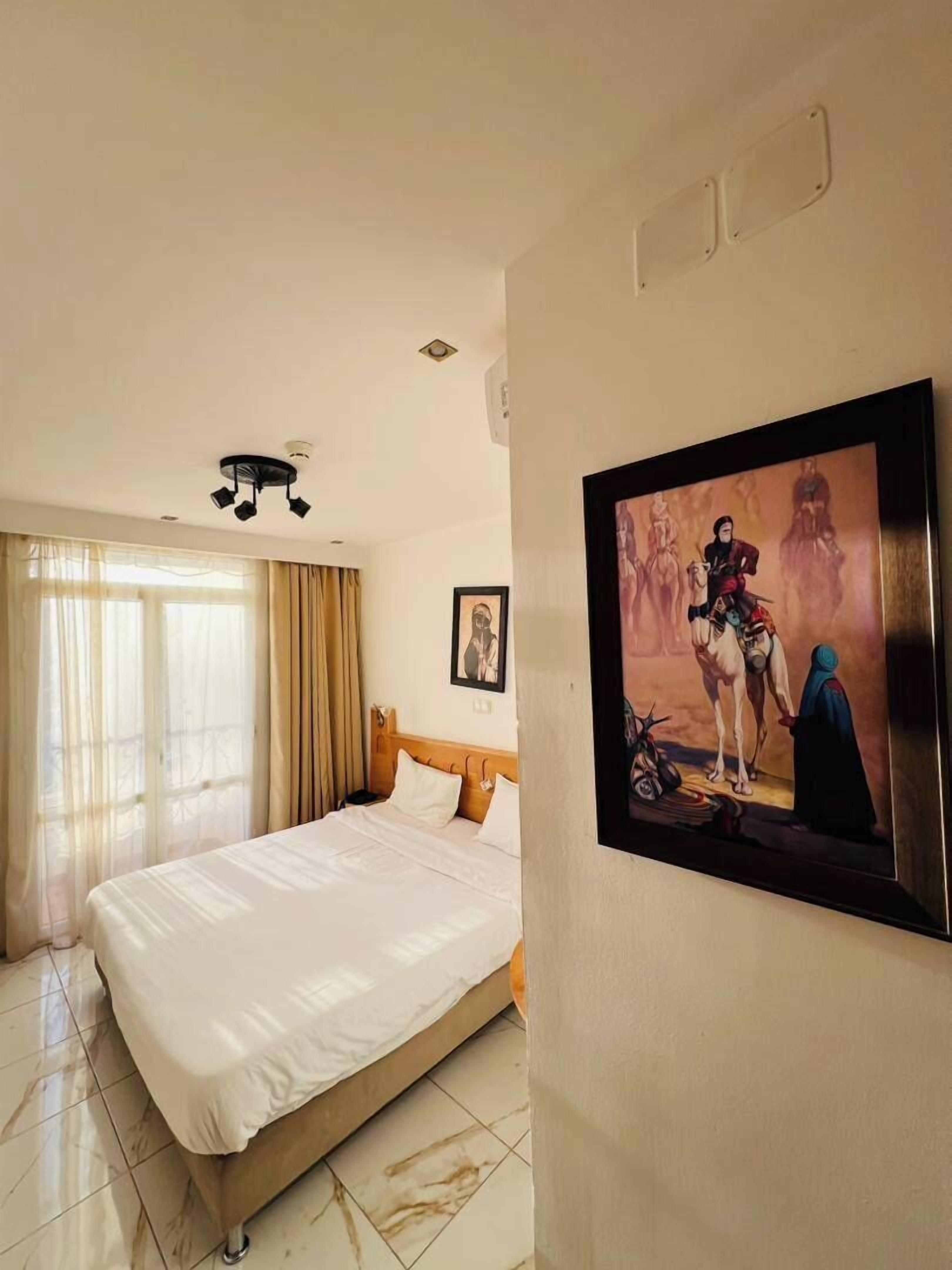 スタンダード ダブルまたはツインルーム | デスク、ノートパソコン用作業スペース、遮光カーテン