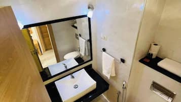Standard Double or Twin Room | Bathroom