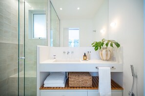 Basic Apartment | Bathroom | Free toiletries, hair dryer, towels, toilet paper - Leblon | 3 Quartos, 2 min da Praia - por Casapē Rio (Rio de Janeiro)